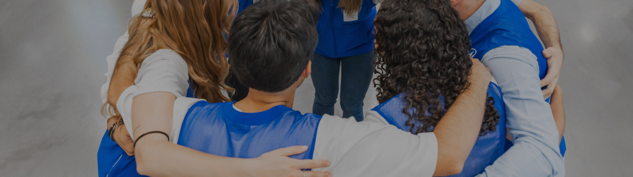Imagem de equipa de colaboradores Decathlon em ambiente informal, numa dinâmica de equipa.