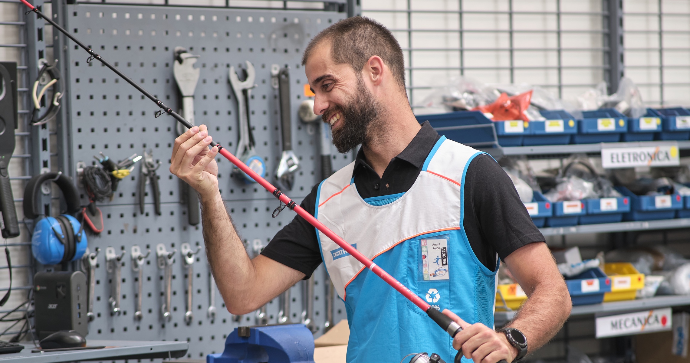 colaborador arranja cana de pesca