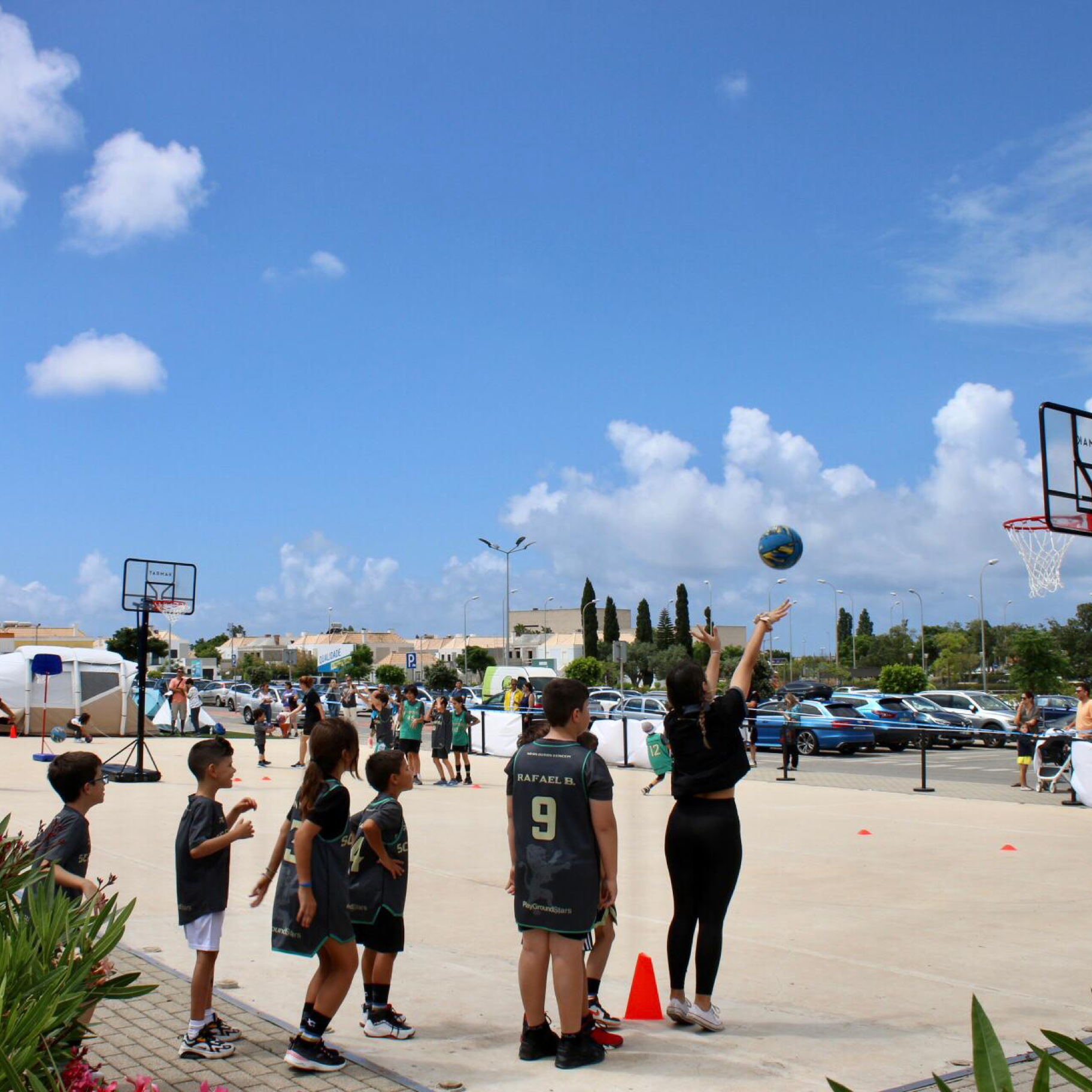 crianças praticam basquetebol evento Decathlon Faro